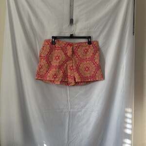 New York & Company Manhattan Chino Shorts Size 6 Women's Plum Floral Paisley